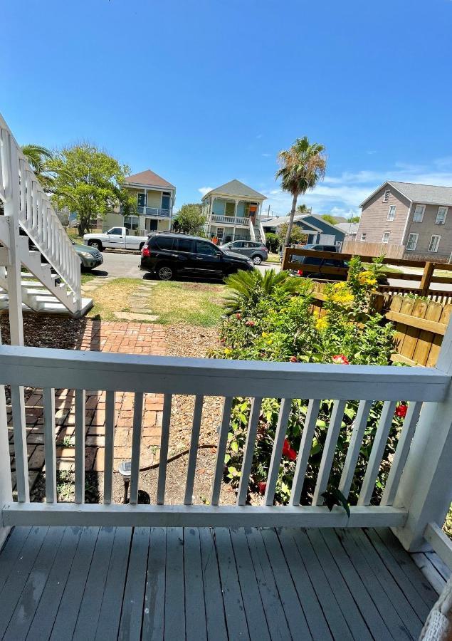 غالفيستون، تكساس Seablue Cottage - Downstairs; 2 Blocks To The Beach المظهر الخارجي الصورة