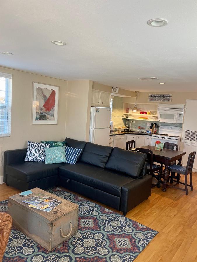 غالفيستون، تكساس Seablue Cottage - Downstairs; 2 Blocks To The Beach المظهر الخارجي الصورة