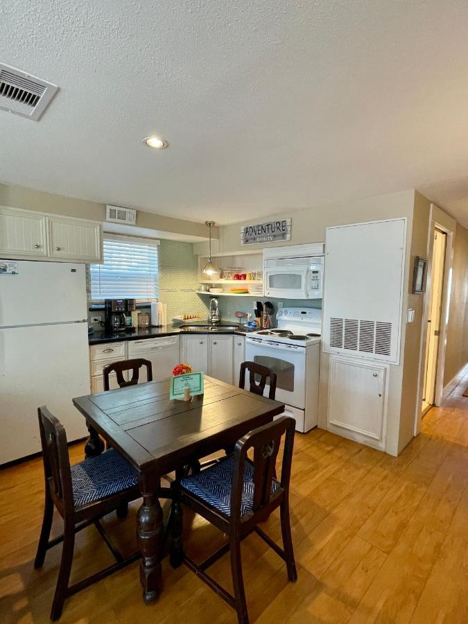 غالفيستون، تكساس Seablue Cottage - Downstairs; 2 Blocks To The Beach المظهر الخارجي الصورة
