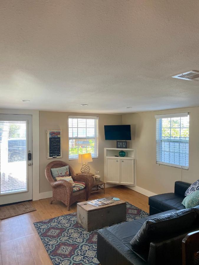 غالفيستون، تكساس Seablue Cottage - Downstairs; 2 Blocks To The Beach المظهر الخارجي الصورة