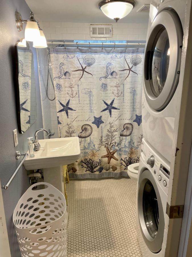 غالفيستون، تكساس Seablue Cottage - Downstairs; 2 Blocks To The Beach المظهر الخارجي الصورة