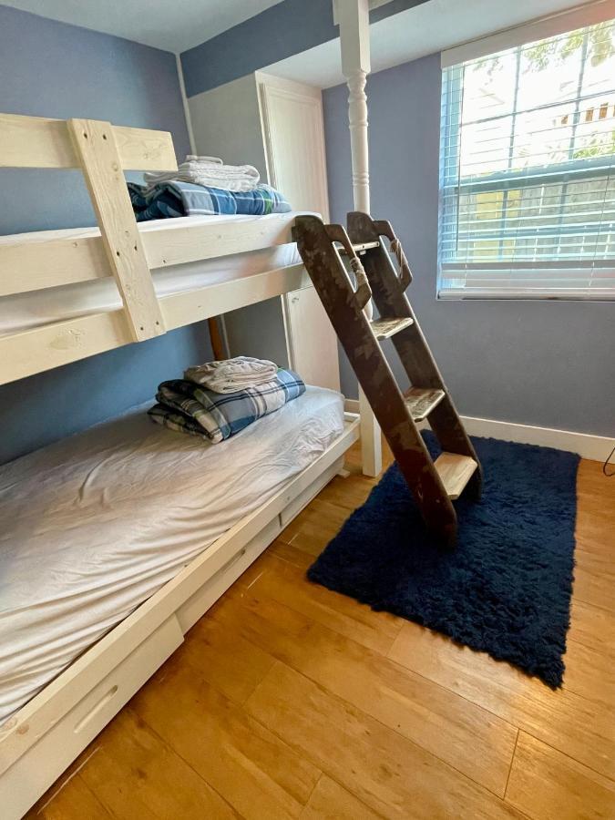 غالفيستون، تكساس Seablue Cottage - Downstairs; 2 Blocks To The Beach المظهر الخارجي الصورة