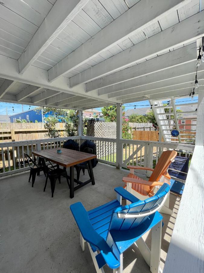 غالفيستون، تكساس Seablue Cottage - Downstairs; 2 Blocks To The Beach المظهر الخارجي الصورة